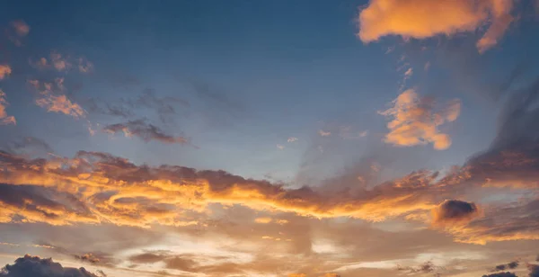Прекрасне Небо Ввечері Золоті Хмари — стокове фото