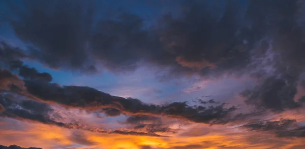 Céu Bonito Noite Nuvens Douradas — Fotografia de Stock