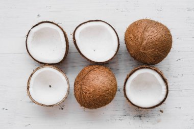 Beyaz Arka Plana Karşı Hindistan Cevizinin Yakın Çekim