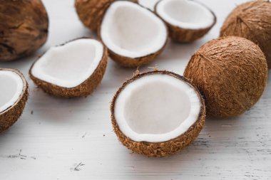 Beyaz Arka Plana Karşı Hindistan Cevizinin Yakın Çekim