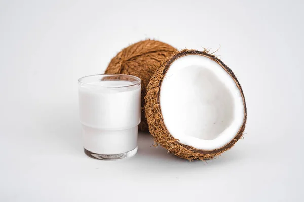 Nahaufnahme Von Kokosnuss Vor Weißem Hintergrund — Stockfoto