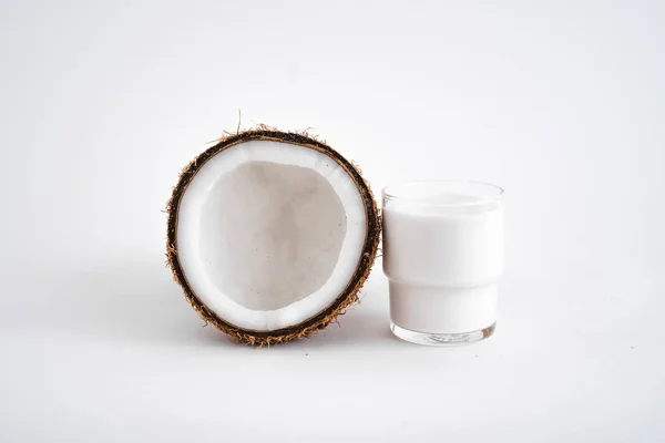 Nahaufnahme Von Kokosnuss Vor Weißem Hintergrund — Stockfoto