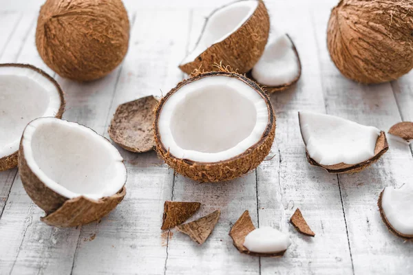 Beyaz Arka Plana Karşı Hindistan Cevizinin Yakın Çekim