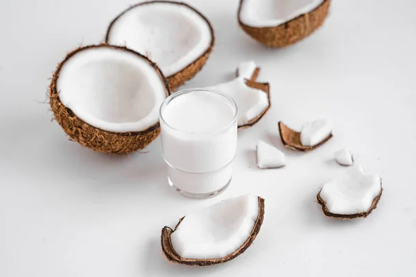 Uzavření Kokosového Ořechu Proti Bílému Pozadí — Stock fotografie