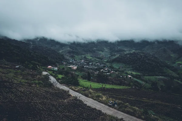 山の上 山の村 — ストック写真
