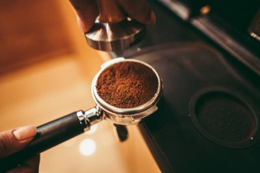 Kafe barda sıcak kahve kahve fincanı