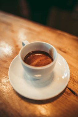 Kafe barda sıcak kahve kahve fincanı