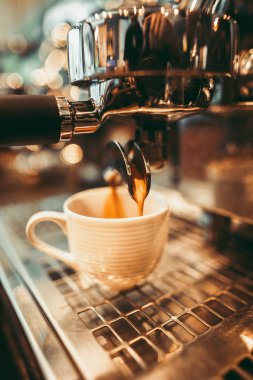 Kafe barda sıcak kahve kahve fincanı