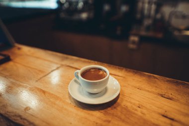 Kafe barda sıcak kahve kahve fincanı