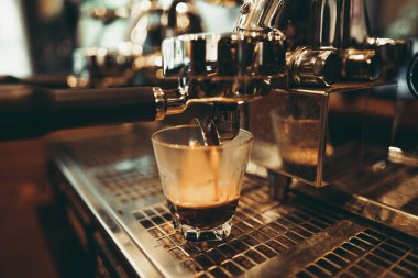 Kafe barda sıcak kahve kahve fincanı