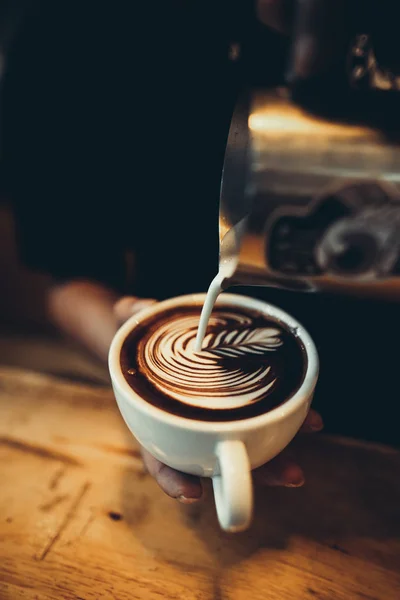 カフェバーのカフェコーヒーカップでホットコーヒー — ストック写真