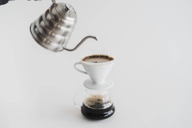 Beyaz arka plan ile Damla Kahve Siyah kahve yapma