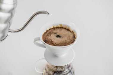 Beyaz arka plan ile Damla Kahve Siyah kahve yapma