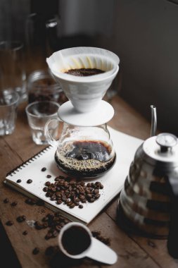 Damla Kahve Evde düşük ışıkta demlenmiş siyah kahve