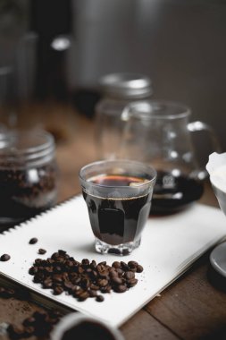 Damla Kahve Evde düşük ışıkta demlenmiş siyah kahve