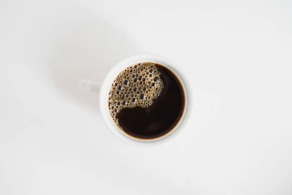 Café Noir Dans Une Tasse Fond Blanc — Photo