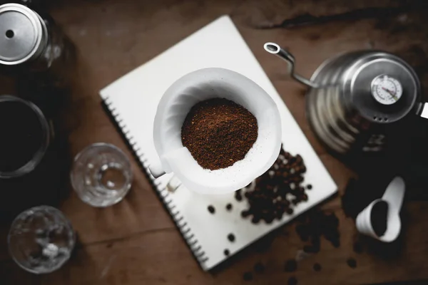 Damla Kahve Evde Düşük Işıkta Demlenmiş Siyah Kahve — Stok fotoğraf