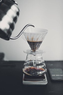 Damla kahve Odada kahve yapma Siyah beyaz arka plan