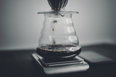 Damla kahve Odada kahve yapma Siyah beyaz arka plan