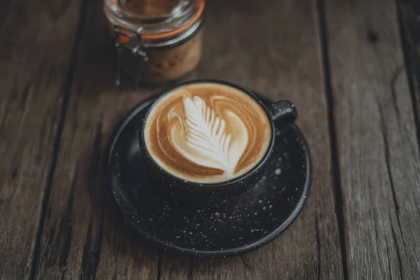 Latte Kopi Dalam Cangkir Dan Dekorasi Warung Kopi — Stok Foto
