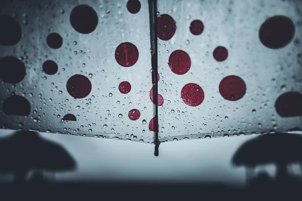 ガラスと傘の水滴 — ストック写真