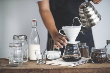 Ahşap bir bar beyaz arka plan üzerine damla kahve