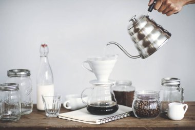 Ahşap bir bar beyaz arka plan üzerine damla kahve