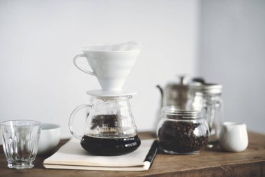 Ahşap bir bar beyaz arka plan üzerine damla kahve