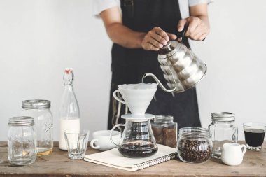 Ahşap bir bar beyaz arka plan üzerine damla kahve