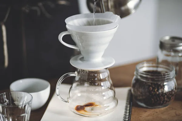 Goteo Café Sobre Una Barra Madera Fondo Blanco — Foto de Stock