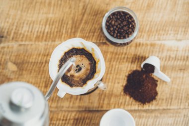 Damla kahve ahşap arka plan üzerinde kahve bir fincan yapmak