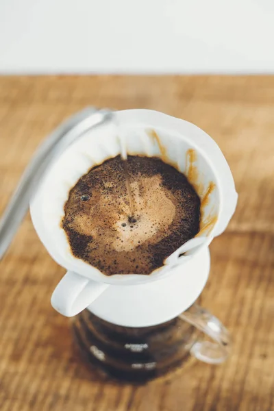 Goteo Café Hacer Una Taza Café Fondo Madera — Foto de Stock