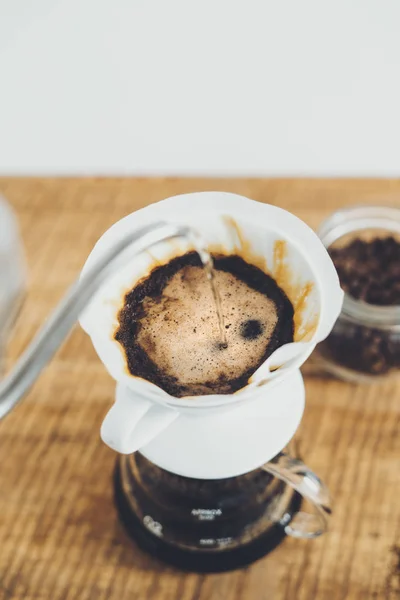 Goteo Café Hacer Una Taza Café Fondo Madera — Foto de Stock