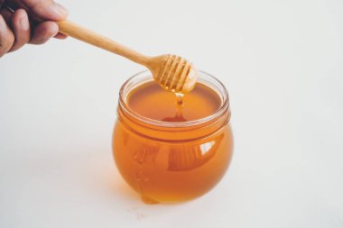 Bir bardak bal ve Bal kepçe Beyaz arka plan