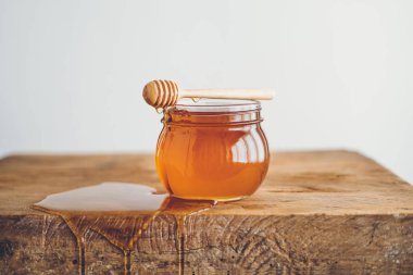 Bir bardak bal ve Bal kepçe Beyaz arka plan