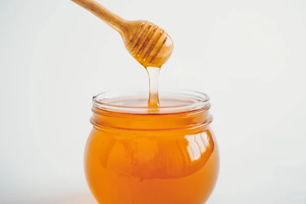 Honung Ett Glas Och Honung Scoop Vit Bakgrund — Stockfoto
