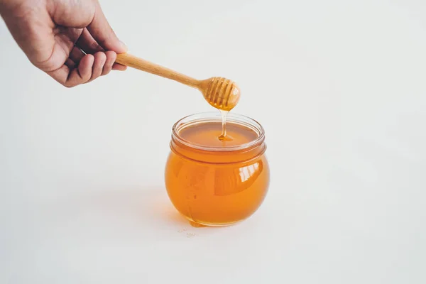 Μέλι Ένα Ποτήρι Και Μέλι Σέσουλα Λευκό Φόντο — Φωτογραφία Αρχείου