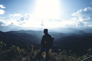 Mavi gökyüzü ve dağlar akşam Güzel ışık