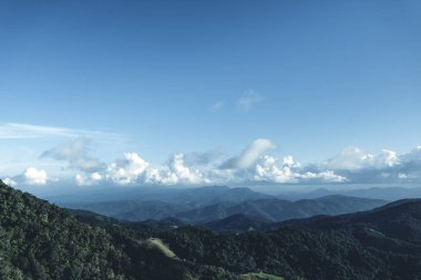 Mavi gökyüzü ve dağlar akşam Güzel ışık