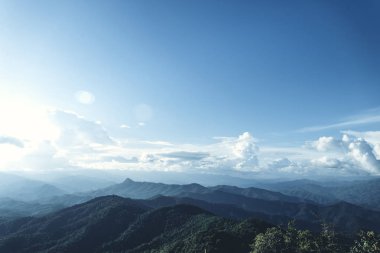 Mavi gökyüzü ve dağlar akşam Güzel ışık