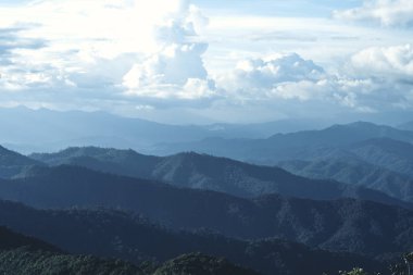 Mavi gökyüzü ve dağlar akşam Güzel ışık