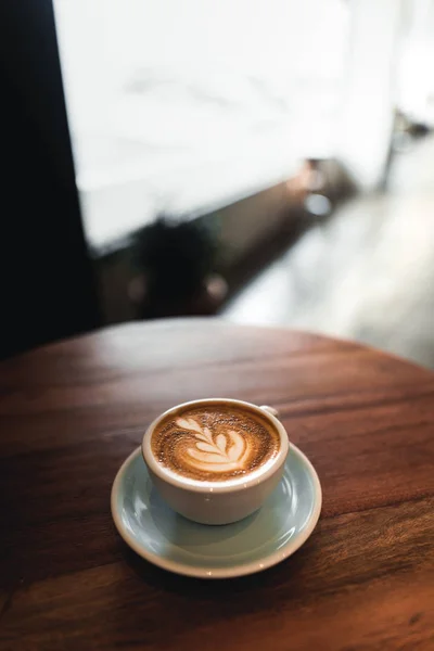 Bir Fincan Sıcak Latte Kahve Bir Kahve Dükkanında Ahşap Bir — Stok fotoğraf