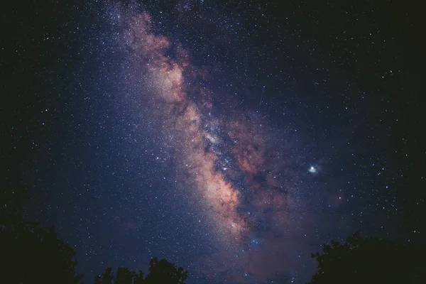 银河般的道路和夜空中的星星 — 图库照片