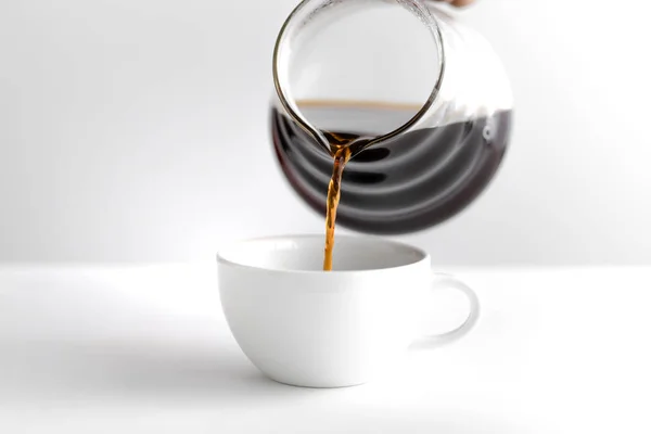 Капельный Кофе Капельный Чайник Черный Кофе Сделать Кофе Белая Сцена — стоковое фото