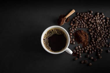 Kahve, sade kahve, damla kahve, düşük ışıksiyah kahve yapma