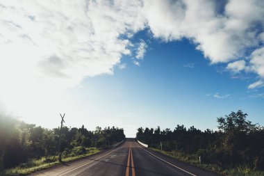 Düz yol ve Mavi gökyüzü Ve sabah beyaz bulutlar