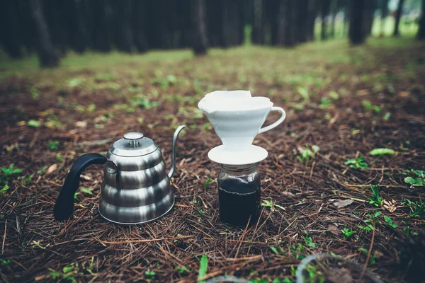 Drip coffee When traveling in the forest
