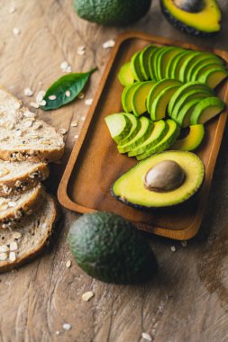 Avokado, tahtadan bir sepette Avokado, kahvaltı.