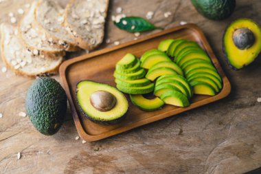 Avokado, tahtadan bir sepette Avokado, kahvaltı.