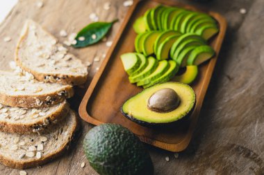 Avokado, tahtadan bir sepette Avokado, kahvaltı.